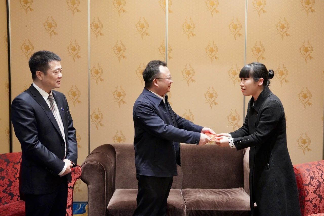 省國資委黨委委員、副主任何政一行走訪慰問省旅投集團生活困難黨員
